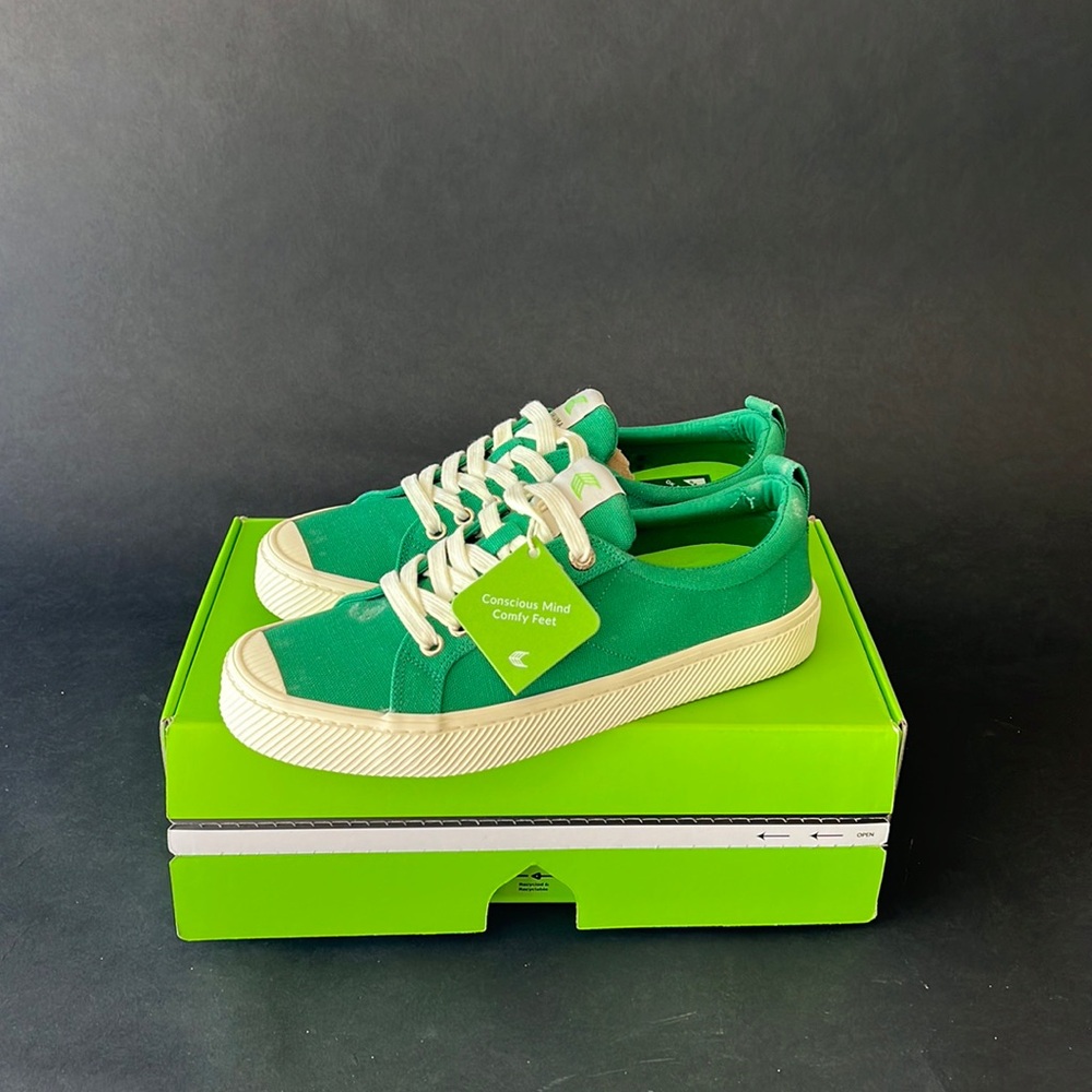 Cariuma OCA Low Green Canvas Sneaker